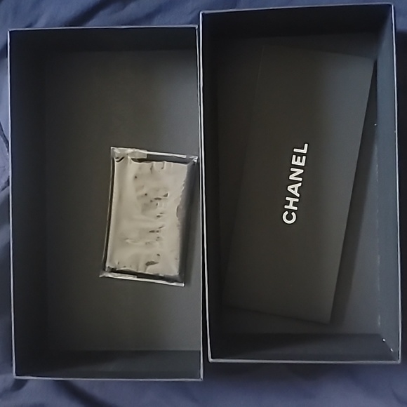 Chanel sunglasses case - Picture 6 of 8